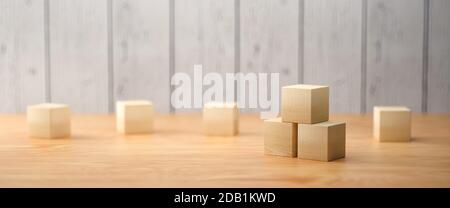 Leere Holzwürfel für eigene Botschaften und Ikonen auf Holz Hintergrund - 3d-Illustration Stockfoto