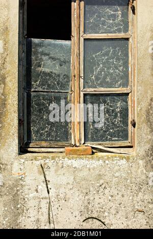Glasfenster eines verlassenen Gebäudes in der Po-Ebene, Lombardei, Italien Stockfoto
