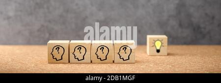 Cubes zeigt eine Brainstorming-Session auf konkretem Hintergrund - 3d Abbildung Stockfoto