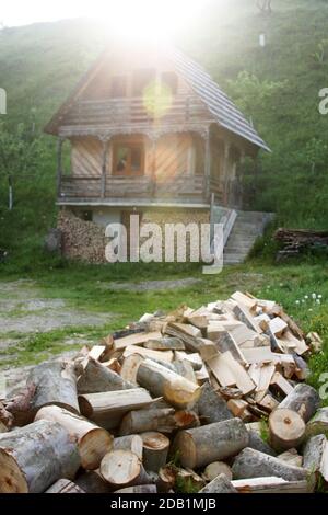 Holzhütte in Maramures, Rumänien. Stapel von Holz für Feuer geschnitten. Stockfoto