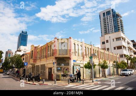 TEL AVIV, ISRAEL - 7. MÄRZ 2019: Verlassene alte Eden Cinema Gebäude und moderne Wolkenkratzer (Banken, Büro-und Wohngebäude) im Hintergrund Stockfoto