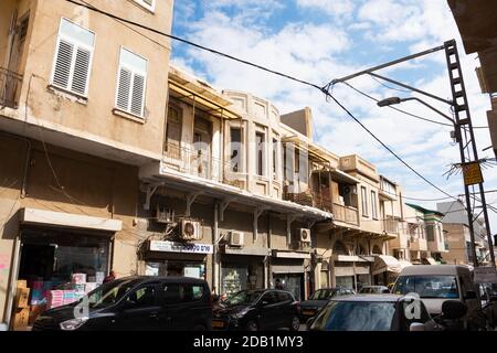 TEL AVIV, ISRAEL - 7. MÄRZ 2019: Blick auf verwitterte Häuser in der Straße in Florentin Nachbarschaft im Süden von Tel Aviv. Stau. Stockfoto