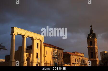 TEL AVIV-JAFFA, ISRAEL - 7. MÄRZ 2019: Der Uhrenturm aus osmanischer Zeit und ionische Säulen Dekoration in Old Jaffa in Sonnenuntergang goldenen Lichtstrahlen Stockfoto