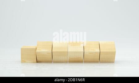 Leere Holzwürfel für eigene Botschaften und Icons auf weiß Hintergrund - 3d-Illustration Stockfoto