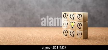 Cubes zeigt eine Brainstorming-Session auf konkretem Hintergrund - 3d Abbildung Stockfoto