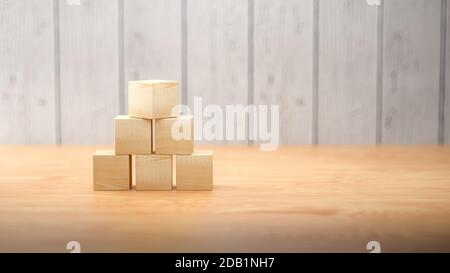 Leere Holzwürfel für eigene Botschaften und Ikonen auf Holz Hintergrund - 3d-Illustration Stockfoto