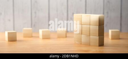 Leere Holzwürfel für eigene Botschaften und Ikonen auf Holz Hintergrund - 3d-Illustration Stockfoto