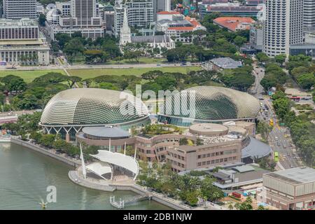 Blick auf die Esplanade - Theater an der Bucht in Singapur vom Dach des Marina Bay Sands Hotel Stockfoto