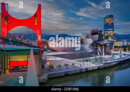 Puente de la Salve und Guggenheim Museum im Hintergrund, Bilbao, Vizcaya, Baskenland, Spanien Stockfoto