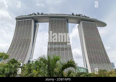 Blick auf die erstaunliche Architektur der Marina Bay Das Sands Hotel wurde von den Gardens by the Bay in übernommen Singapur Stockfoto