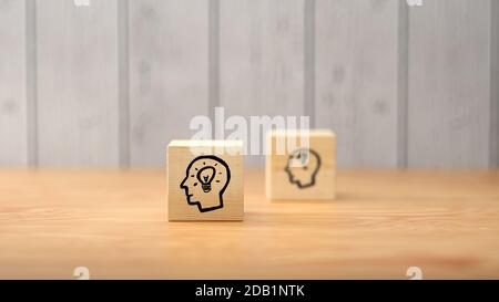 Würfel zeigen eine Brainstorming-Session auf Holzhintergrund - 3d Abbildung Stockfoto