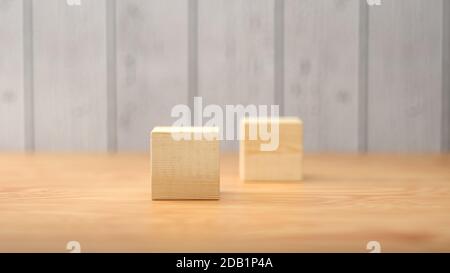 Leere Holzwürfel für eigene Botschaften und Ikonen auf Holz Hintergrund - 3d-Illustration Stockfoto