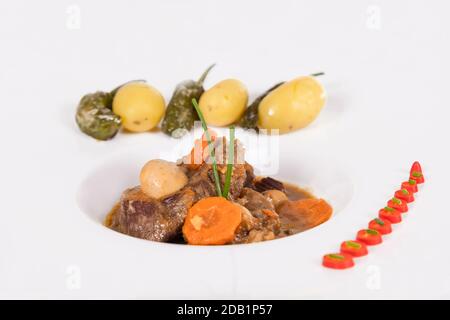 Selektive Konzentration und Nahaufnahme eines verführerischen Rindfleischeintopf mit einer Auswahl an Gemüse. Traditionelles und hausgemachtes Essen Konzept. Stockfoto