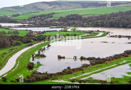 Alfriston Sussex UK 16. November 2020 - überflutete Felder und Ackerland am Fluss Cuckmere in Alfriston bei Seaford in East Sussex nach den jüngsten starken Regenfällen und ungewöhnlich hohen Gezeiten . Hochwasserwarnungen wurden in ganz Großbritannien nach dem jüngsten nassen Wetter ausgegeben, aber kältere Bedingungen werden für später in der Woche prognostiziert : Credit Simon Dack / Alamy Live News Stockfoto