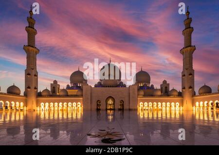 Dämmerung Blick auf den Innenhof von Scheich Zayed Moschee, Abu Dhabi, Vereinigte Arabische Emirate Stockfoto