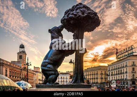 Bär und die Madrono-Skulptur, Wappensymbol von Madrid, Puerta del Sol, Madrid, Spanien Stockfoto