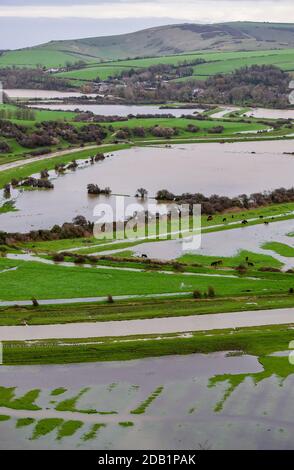 Alfriston Sussex UK 16. November 2020 - überflutete Felder und Ackerland am Fluss Cuckmere in Alfriston bei Seaford in East Sussex nach den jüngsten starken Regenfällen und ungewöhnlich hohen Gezeiten . Hochwasserwarnungen wurden in ganz Großbritannien nach dem jüngsten nassen Wetter ausgegeben, aber kältere Bedingungen werden für später in der Woche prognostiziert : Credit Simon Dack / Alamy Live News Stockfoto