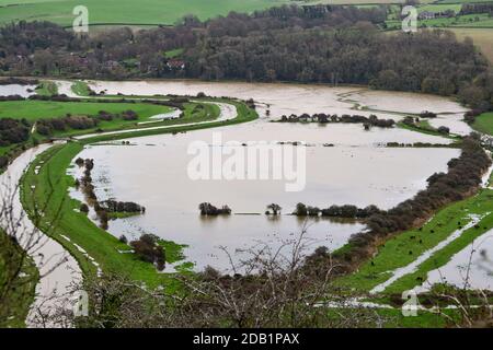 Alfriston Sussex UK 16. November 2020 - überflutete Felder und Ackerland am Fluss Cuckmere in Alfriston bei Seaford in East Sussex nach den jüngsten starken Regenfällen und ungewöhnlich hohen Gezeiten . Hochwasserwarnungen wurden in ganz Großbritannien nach dem jüngsten nassen Wetter ausgegeben, aber kältere Bedingungen werden für später in der Woche prognostiziert : Credit Simon Dack / Alamy Live News Stockfoto