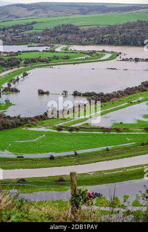 Alfriston Sussex UK 16. November 2020 - überflutete Felder und Ackerland am Fluss Cuckmere in Alfriston bei Seaford in East Sussex nach den jüngsten starken Regenfällen und ungewöhnlich hohen Gezeiten . Hochwasserwarnungen wurden in ganz Großbritannien nach dem jüngsten nassen Wetter ausgegeben, aber kältere Bedingungen werden für später in der Woche prognostiziert : Credit Simon Dack / Alamy Live News Stockfoto