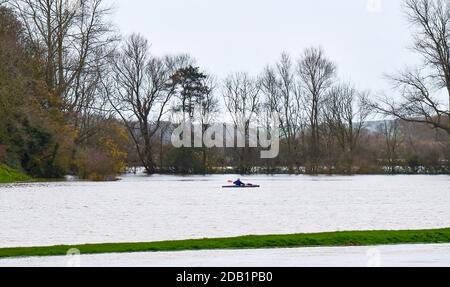 Alfriston Sussex UK 16. November 2020 - EIN Kajakfahrer paddelt über überflutete Felder und Ackerland neben dem River Cuckmere in Alfriston bei Seaford in East Sussex nach den jüngsten starken Regenfällen und ungewöhnlich hohen Gezeiten. Hochwasserwarnungen wurden in ganz Großbritannien nach dem jüngsten nassen Wetter ausgegeben, aber kältere Bedingungen werden für später in der Woche prognostiziert : Credit Simon Dack / Alamy Live News Stockfoto