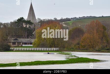 Alfriston Sussex UK 16. November 2020 - EIN Kajakfahrer paddelt über überflutete Felder und Ackerland neben dem River Cuckmere in Alfriston bei Seaford in East Sussex nach den jüngsten starken Regenfällen und ungewöhnlich hohen Gezeiten. Hochwasserwarnungen wurden in ganz Großbritannien nach dem jüngsten nassen Wetter ausgegeben, aber kältere Bedingungen werden für später in der Woche prognostiziert : Credit Simon Dack / Alamy Live News Stockfoto