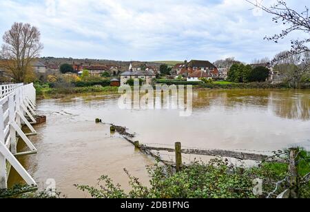 Alfriston Sussex UK 16. November 2020 - überflutete Felder und Ackerland am Fluss Cuckmere in Alfriston bei Seaford in East Sussex nach den jüngsten starken Regenfällen und ungewöhnlich hohen Gezeiten . Hochwasserwarnungen wurden in ganz Großbritannien nach dem jüngsten nassen Wetter ausgegeben, aber kältere Bedingungen werden für später in der Woche prognostiziert : Credit Simon Dack / Alamy Live News Stockfoto