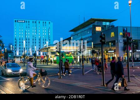 Das Stadtzentrum von Essen, Hauptbahnhof, Hotel Hochhaus, Premier Inn Hotelkette, NRW, Deutschland Stockfoto