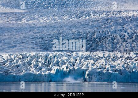 Eiskalben vom Fjallsjokull-Gletscher am südlichen Rand der Eiskappe Vatnajokull in Island. Stockfoto