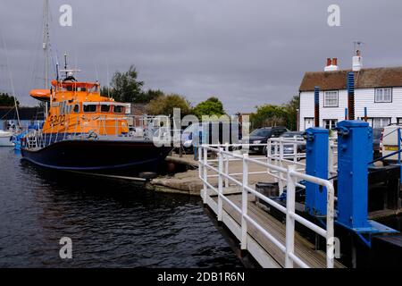 Pensionierte Rettungsboot vertäut in Heybridge Essex UK mit historischen Gebäuden Im Hintergrund Stockfoto