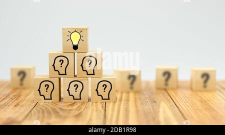 Cubes zeigt eine Brainstorming-Session auf konkretem Hintergrund - 3d Abbildung Stockfoto