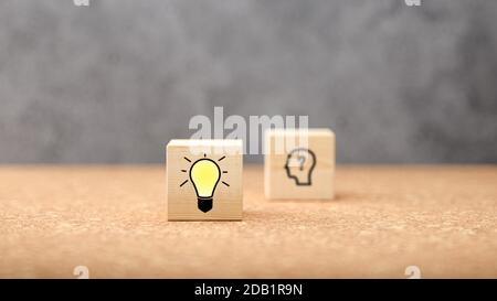 Cubes zeigt eine Brainstorming-Session auf konkretem Hintergrund - 3d Abbildung Stockfoto