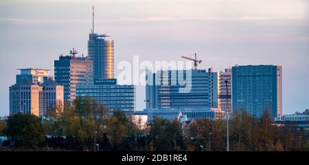 Blick auf die Skyline der Essener Innenstadt, RWE Tower, Evonik-Gebäude, Magna Tower, Postbank-Gebäude, Essen, NRW, Deutschland, Stockfoto