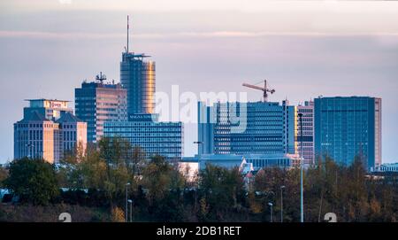Blick auf die Skyline der Essener Innenstadt, RWE Tower, Evonik-Gebäude, Magna Tower, Postbank-Gebäude, Essen, NRW, Deutschland, Stockfoto