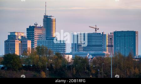 Blick auf die Skyline der Essener Innenstadt, RWE Tower, Evonik-Gebäude, Magna Tower, Postbank-Gebäude, Essen, NRW, Deutschland, Stockfoto