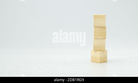 Leere Holzwürfel für eigene Botschaften und Icons auf weiß Hintergrund - 3d-Illustration Stockfoto