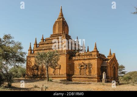 Old Bagan, Myanmar - 27. Januar 2020. Buddhistische alte Pagode. Panorama der alten Tempel in Bagan. Gruppe von alten Pagoden mit Buddha-Statue.Exotic Stockfoto