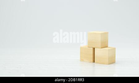 Leere Holzwürfel für eigene Botschaften und Icons auf weiß Hintergrund - 3d-Illustration Stockfoto