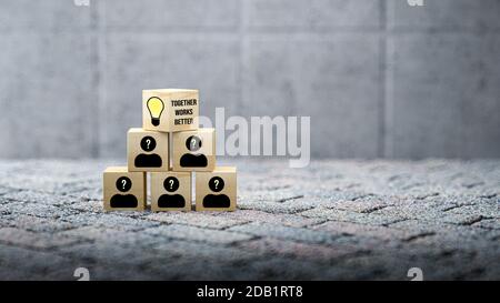 Cubes zeigt eine Brainstorming-Session auf konkretem Hintergrund - 3d Abbildung Stockfoto