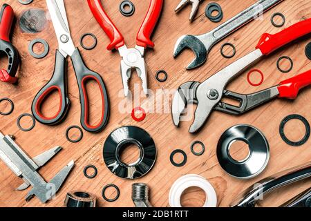 Sanitär-Toolkit auf Schreibtisch Draufsicht flache Lage, Wasserpumpe breite Zange und andere Werkzeuge Stockfoto