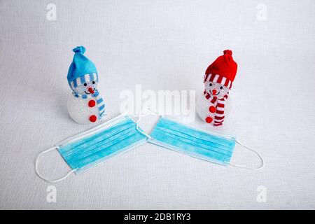 Weihnachtsgnome auf dem Baum. Konzept, Neujahr 2021. Hochwertige Fotos Stockfoto