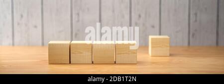 Leere Holzwürfel für eigene Botschaften und Ikonen auf Holz Hintergrund - 3d-Illustration Stockfoto