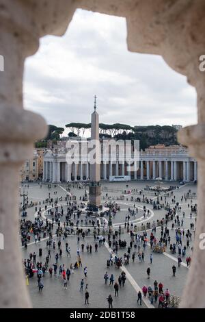 Rom, Italien. November 2020. 15. November 2020 : die Menschen nehmen am wöchentlichen Angelusgebet des Papstes auf dem Petersplatz im Vatikan TEIL. NICHT ZUM VERKAUF FÜR MARKETING- ODER WERBEKAMPAGNEN. Kredit: Unabhängige Fotoagentur/Alamy Live Nachrichten Stockfoto