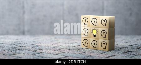 Cubes zeigt eine Brainstorming-Session auf konkretem Hintergrund - 3d Abbildung Stockfoto