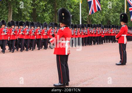 Wachmänner und Truppen der Haushaltsdivision marschieren während der Trooping the Color, der Queen's Birthday Parade auf der Mall, London, Großbritannien Stockfoto