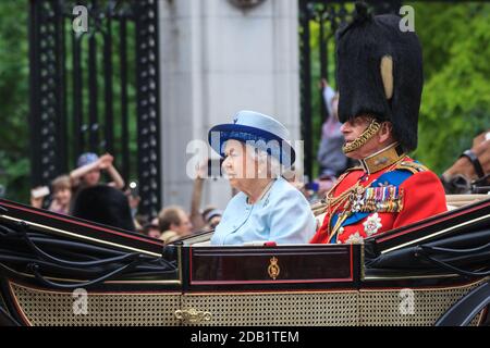 Ihre Majestät Königin Elizabeth II. Und Prinz Philip, Herzog von Edinburgh, in einer offenen Kutsche in Trooping the Color, London, England, Großbritannien Stockfoto