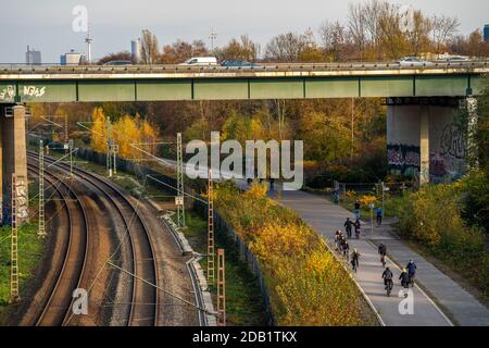 Radweg, Radschnellweg Ruhr, RS1, entlang der Eisenbahnlinie zwischen Essen und Mülheim, geteilter Radweg, Fußweg, Autobahnbrücke der A40, sk Stockfoto