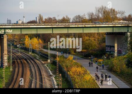 Radweg, Radschnellweg Ruhr, RS1, entlang der Eisenbahnlinie zwischen Essen und Mülheim, geteilter Radweg, Fußweg, Autobahnbrücke der A40, sk Stockfoto