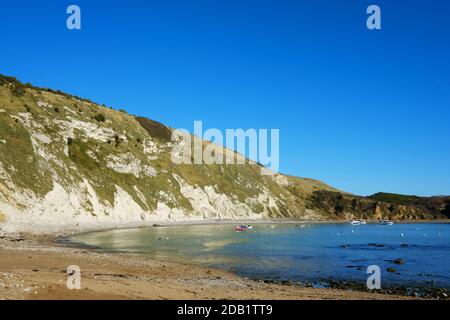 Die wunderschöne Lulworth Cove an einem Sommertag - John Gollop Stockfoto