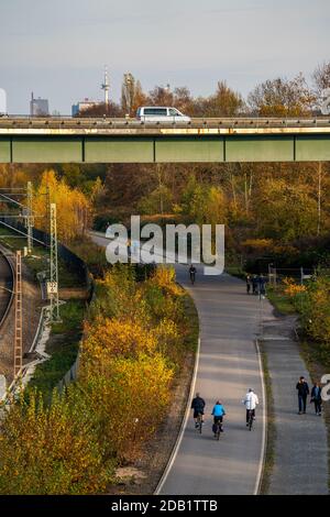 Radweg, Radschnellweg Ruhr, RS1, entlang der Eisenbahnlinie zwischen Essen und Mülheim, geteilter Radweg, Fußweg, Autobahnbrücke der A40, sk Stockfoto