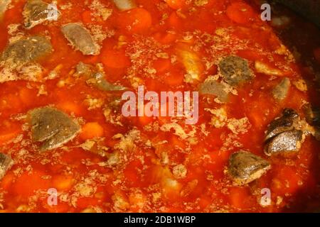 Maramures, Rumänien. Frühlingsveranstaltung, wenn der Schafstall organisiert wird, bevor es zu den Almen geht. Lammsuppe Kochen in einem Kessel. Stockfoto